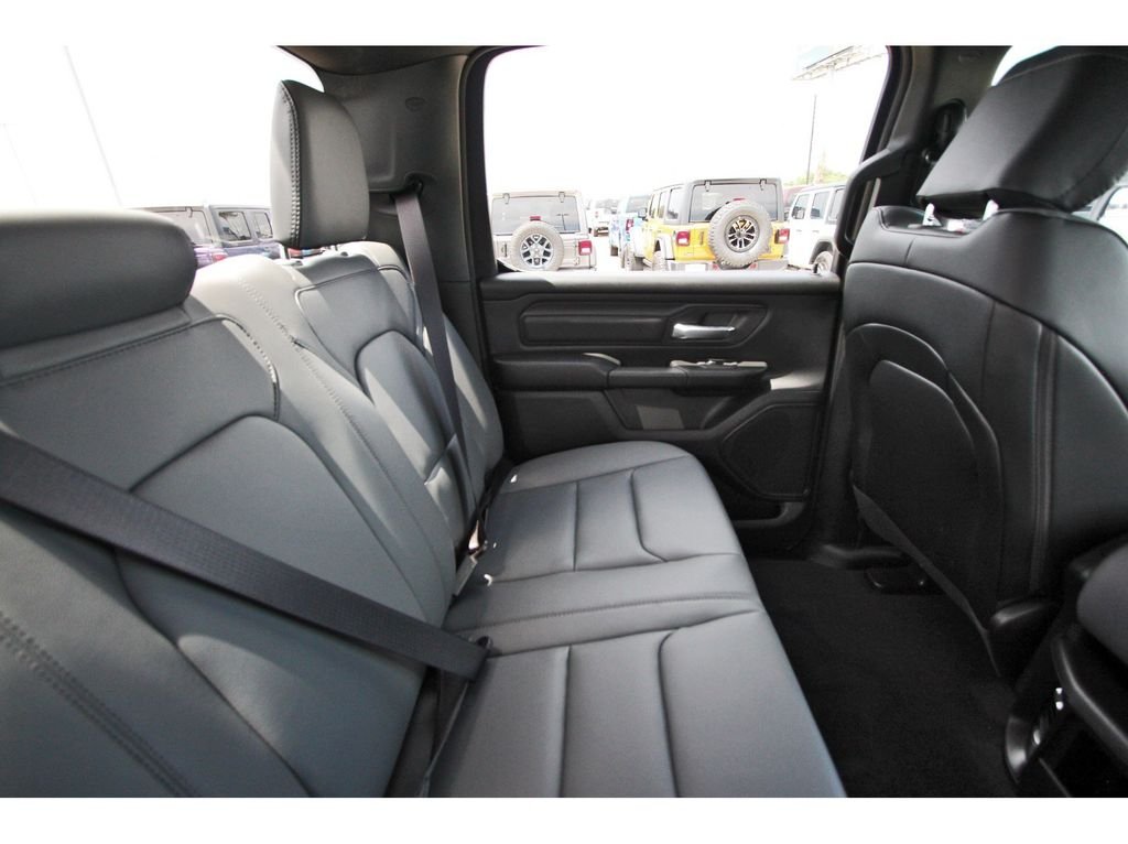 New 2026 Diamond Black Crystal Pearl-Coat Exterior Paint RAM Tradesman image 13