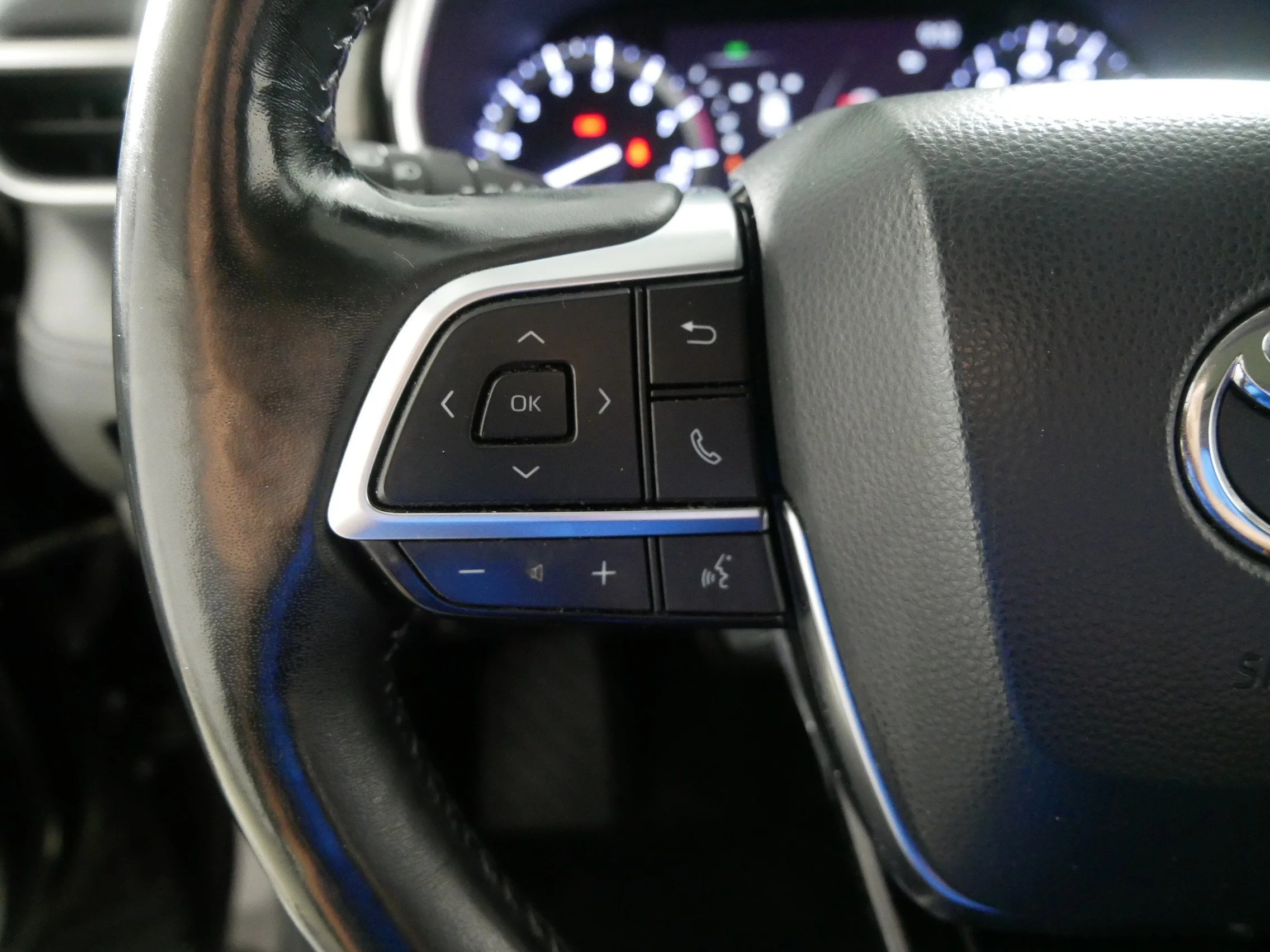 Used 2020 Opulent Amber Toyota XLE image 27