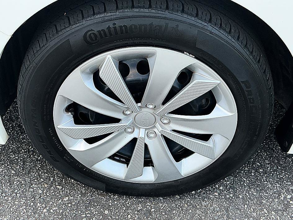 Used 2022 Crystal White Pearl Subaru Base image 10