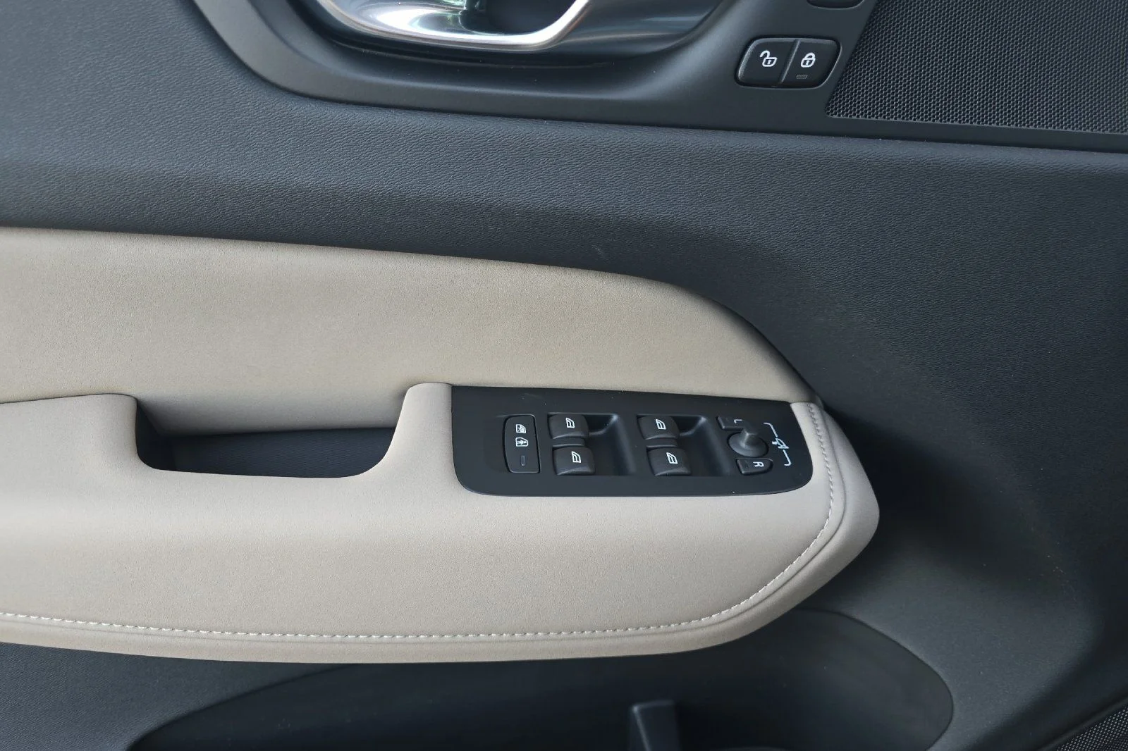 2026 Volvo XC60 Plus - Photo 10