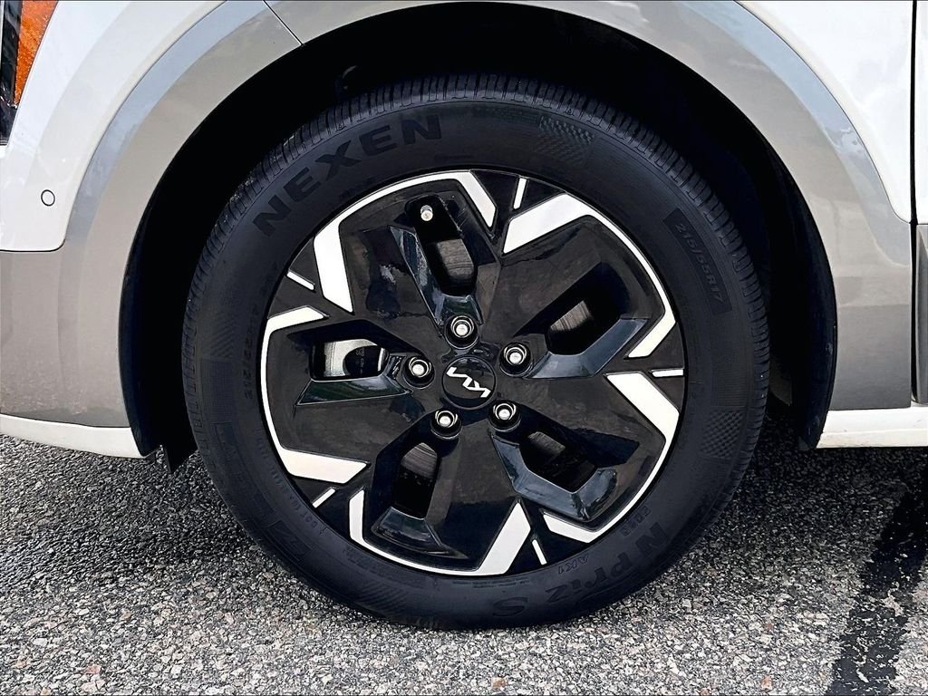 Used 2023 White Kia Wave image 7