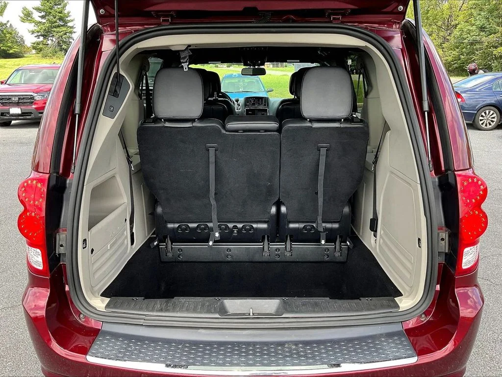 Used 2019 Red Dodge SXT image 7