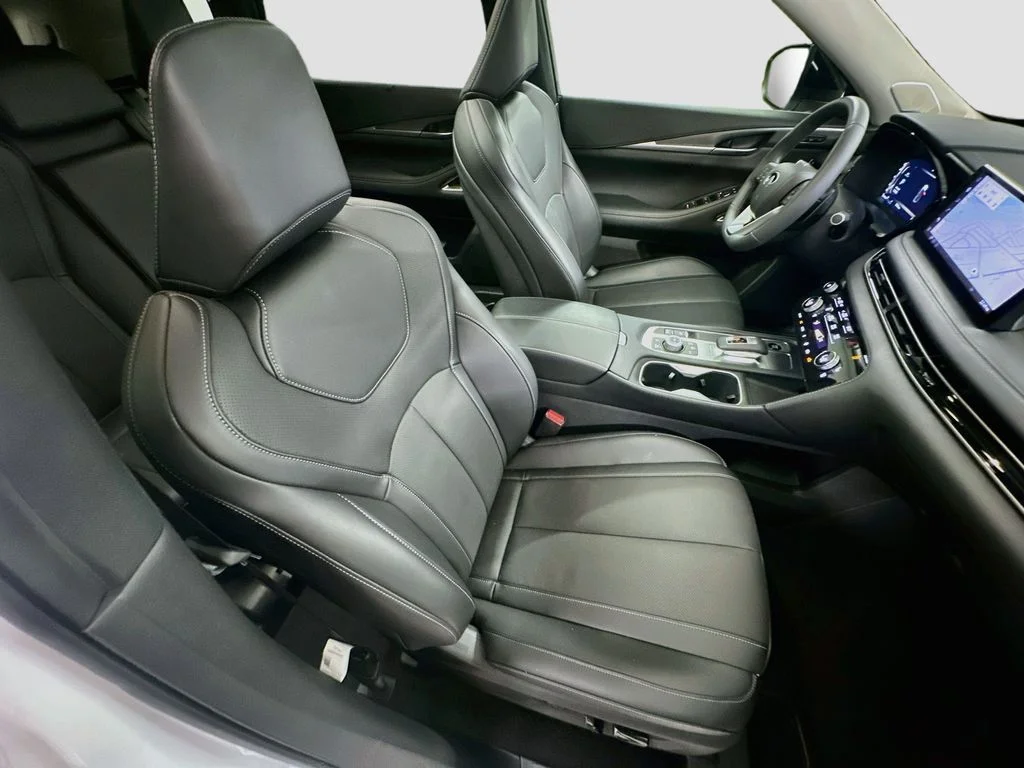 Certified Used 2026 White INFINITI LUXE image 30