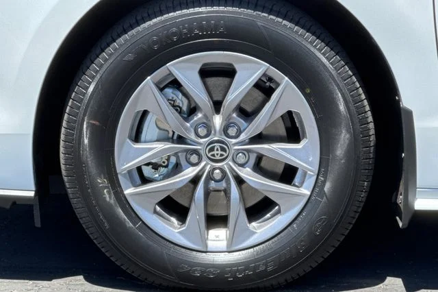 New 2026 Wind Chill Pearl <sup>1</sup> Toyota  XLE image 33