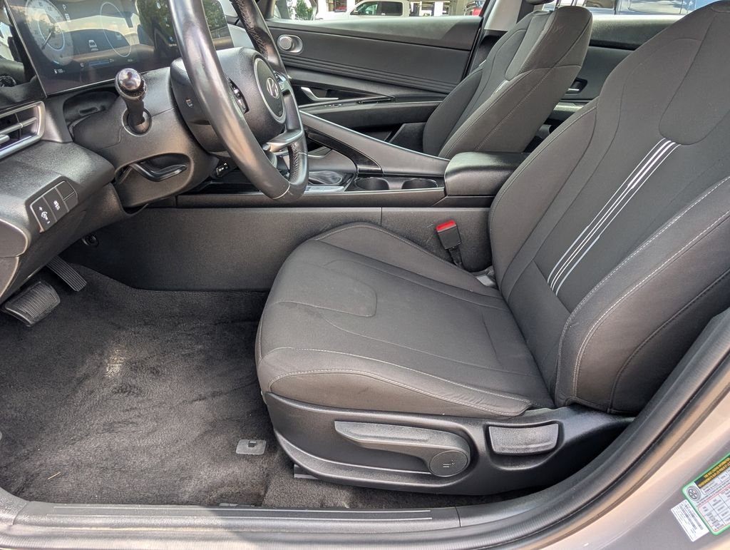 Used 2025 Silver Hyundai SEL Convenience image 17