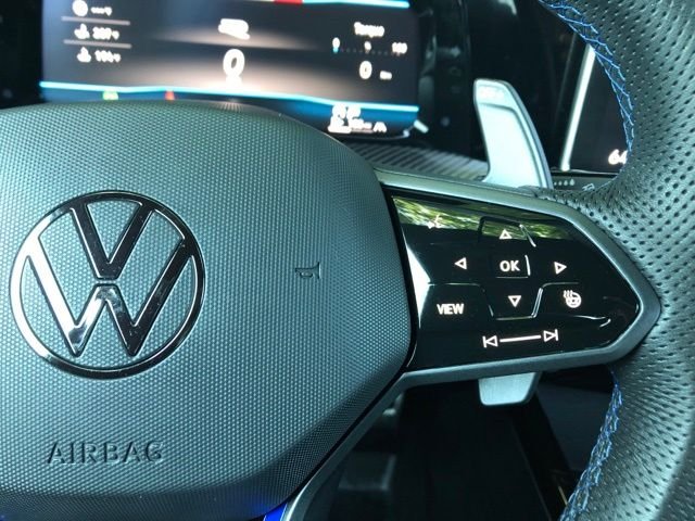 Used 2025  Volkswagen 2.0T image 28