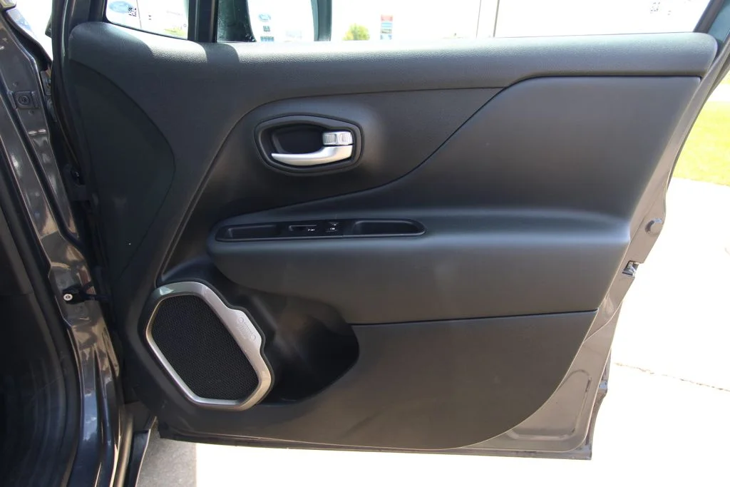Used 2023 Gray Jeep Latitude image 41