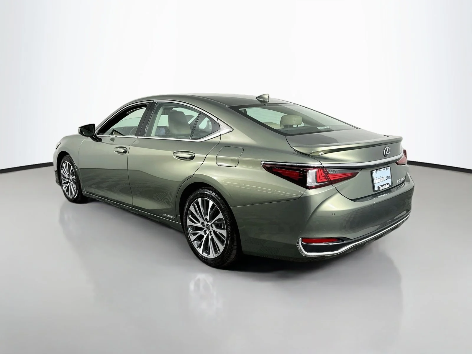 Used 2020 Green Lexus 300h image 5