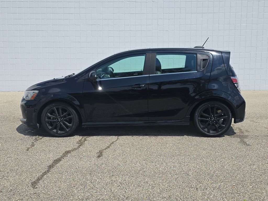 Used 2018 Black Chevrolet Premier image 10