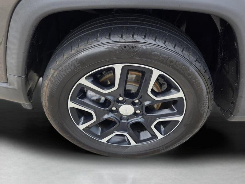 Used 2022 Crystal Metallic JEEP LATITUDE 4X4 image 9