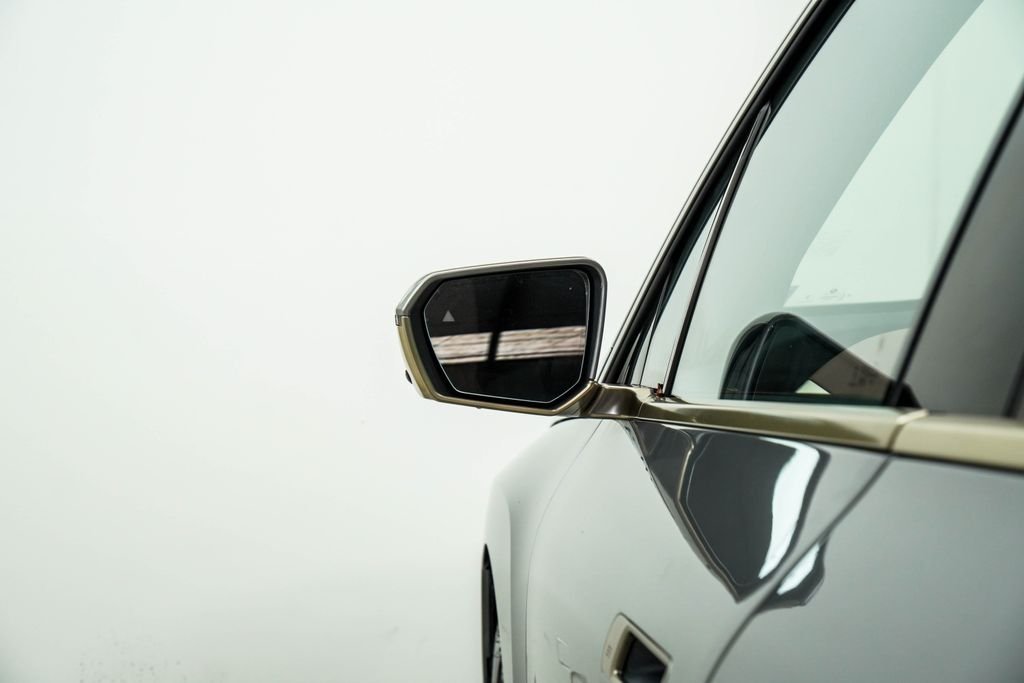 Used 2024 Gray BMW xDrive50 image 17
