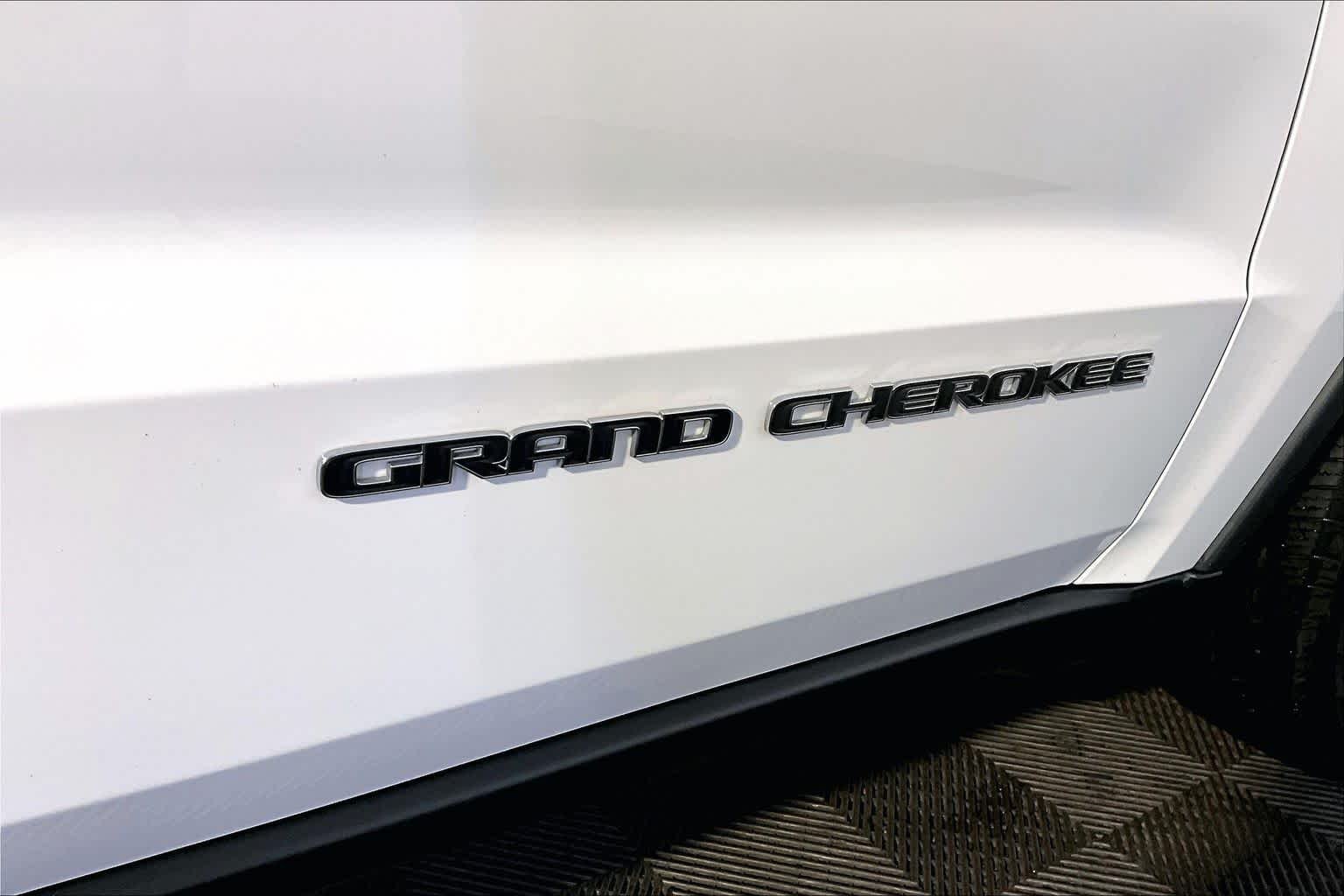 Used 2019 Bright White Clear Coat Jeep Limited image 10