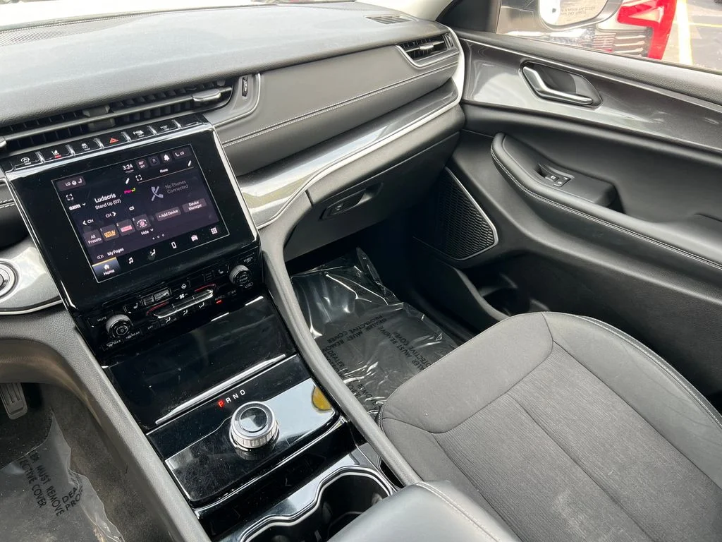Used 2022 White Jeep Laredo image 32