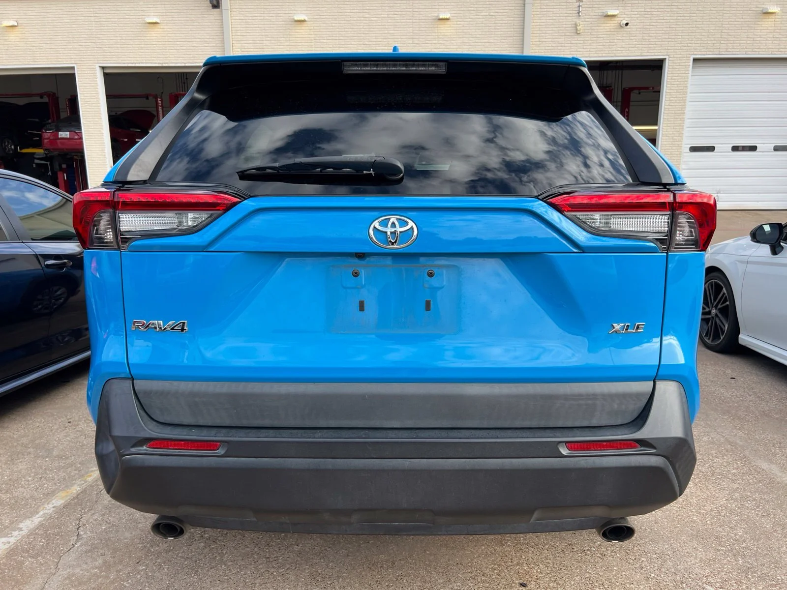 Used 2021 Blue Toyota XLE Premium image 10