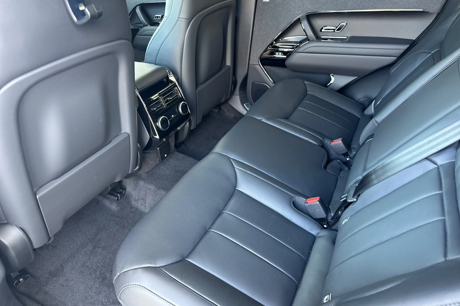New 2026 Santorini Black Land Rover Dynamic SE image 4