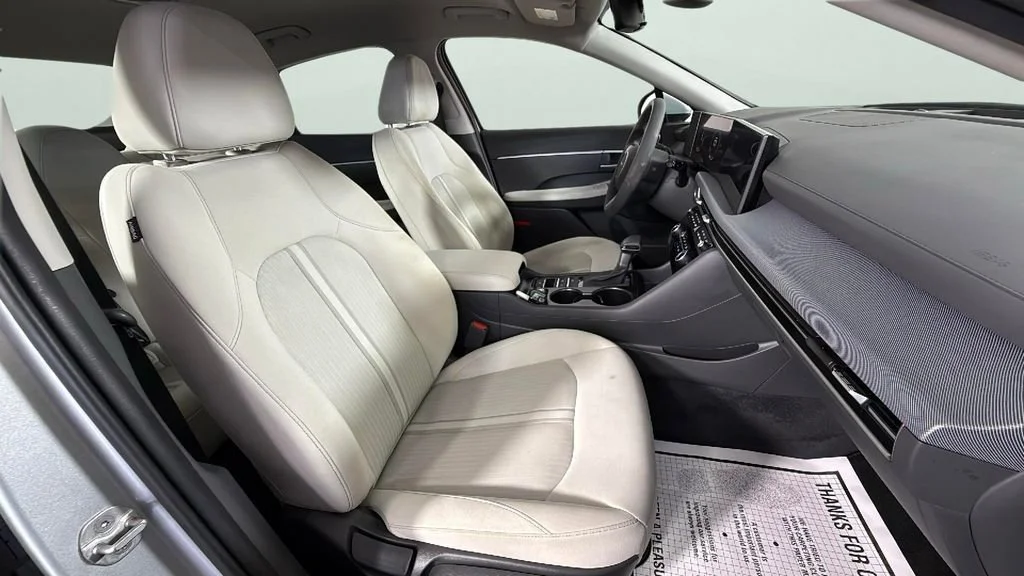 Used 2025 Silver Hyundai SE image 30