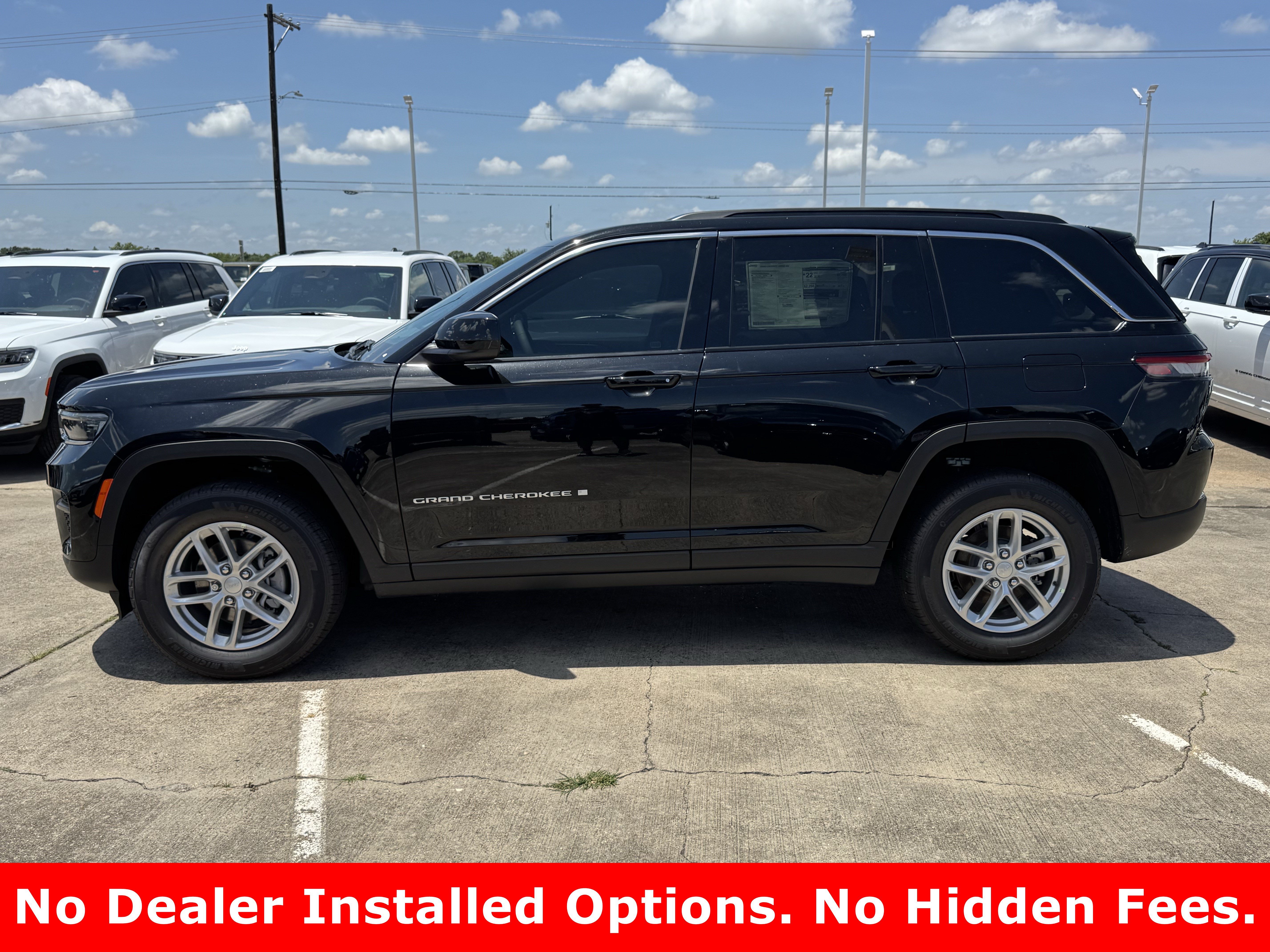 New 2026 Diamond Black Crystal Pearl-Coat Exterior Paint Jeep Laredo image 6