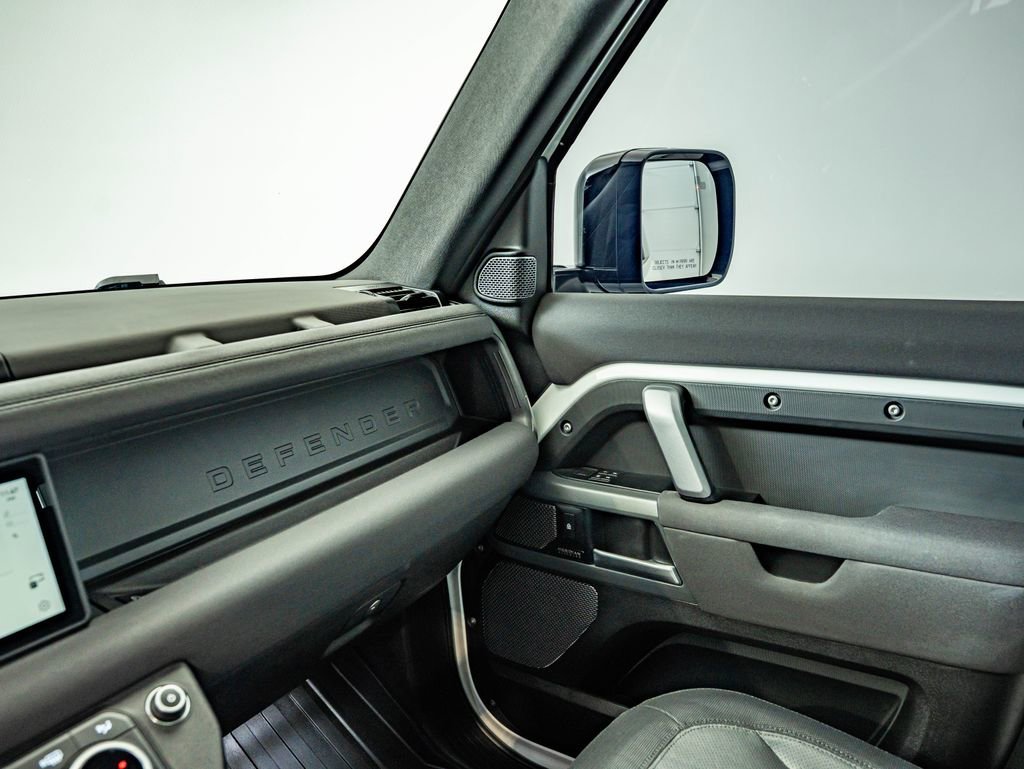 Used 2023 Fuji White Land Rover X-Dynamic SE image 30