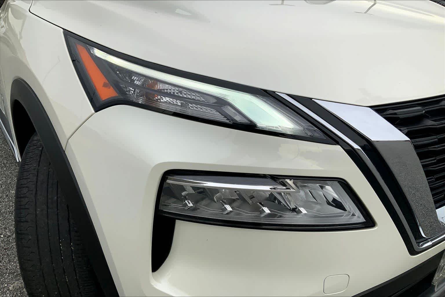 Used 2023 Pearl White Tricoat/Super Black Nissan SL image 50