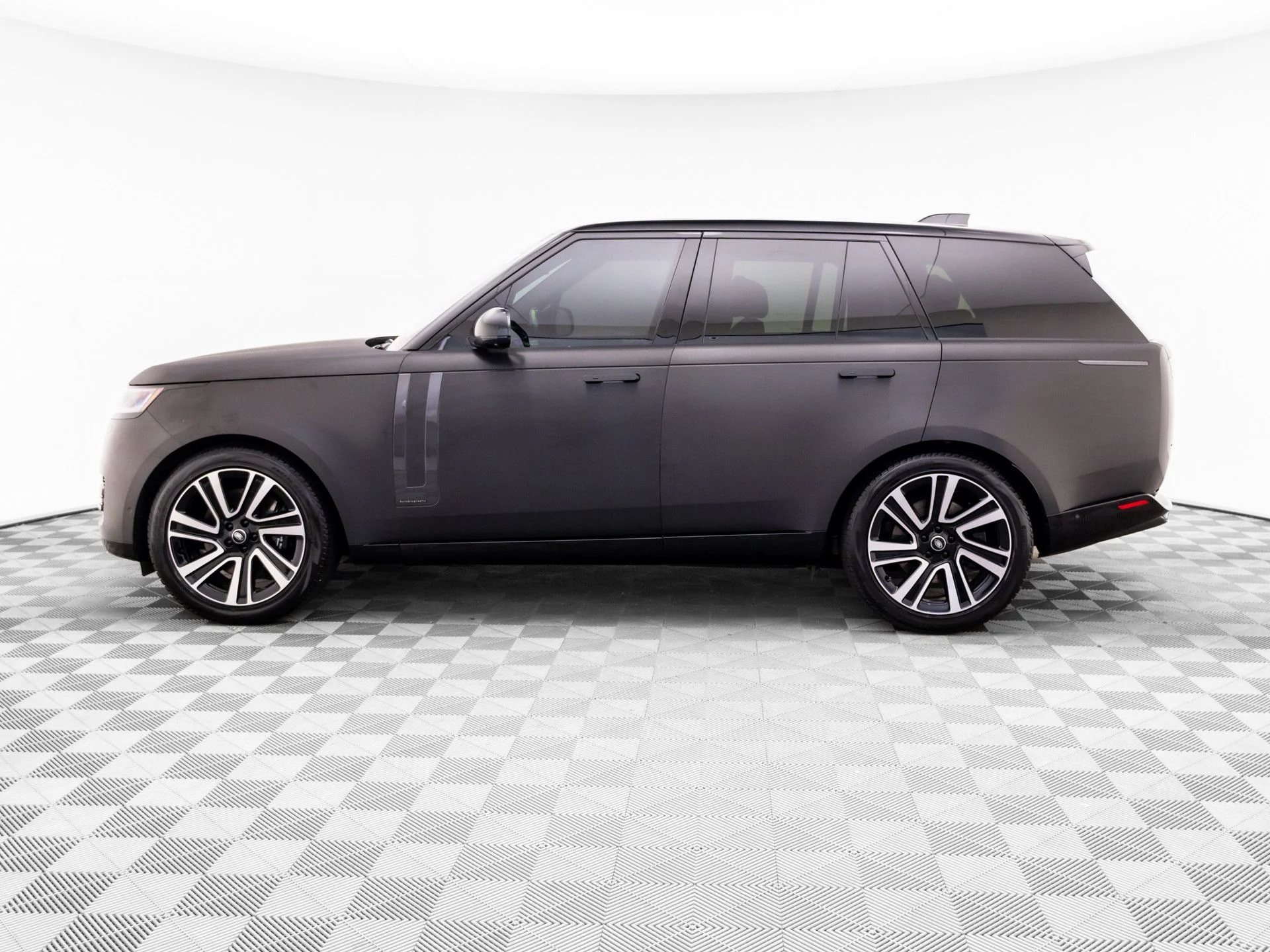 Used 2023  Land Rover Autobiography image 2