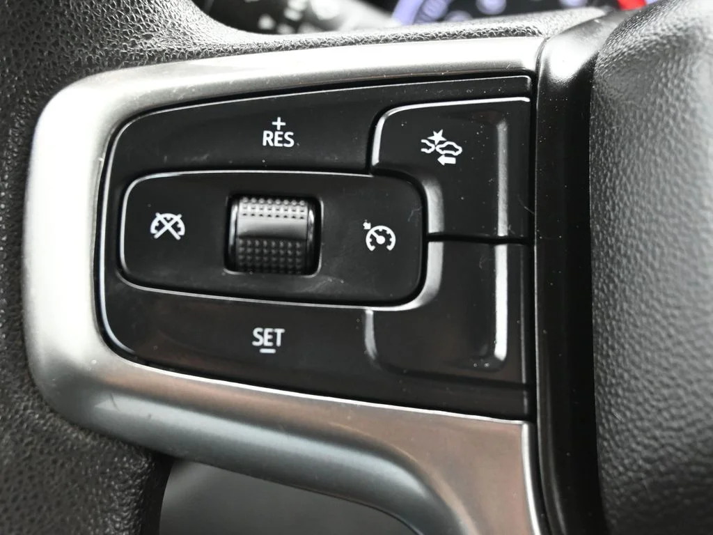 Used 2022 White Chevrolet Custom image 22