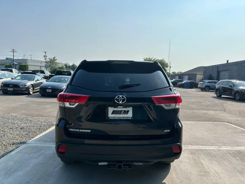 Used 2018 Black Toyota LE Sport Utility 4D image 9