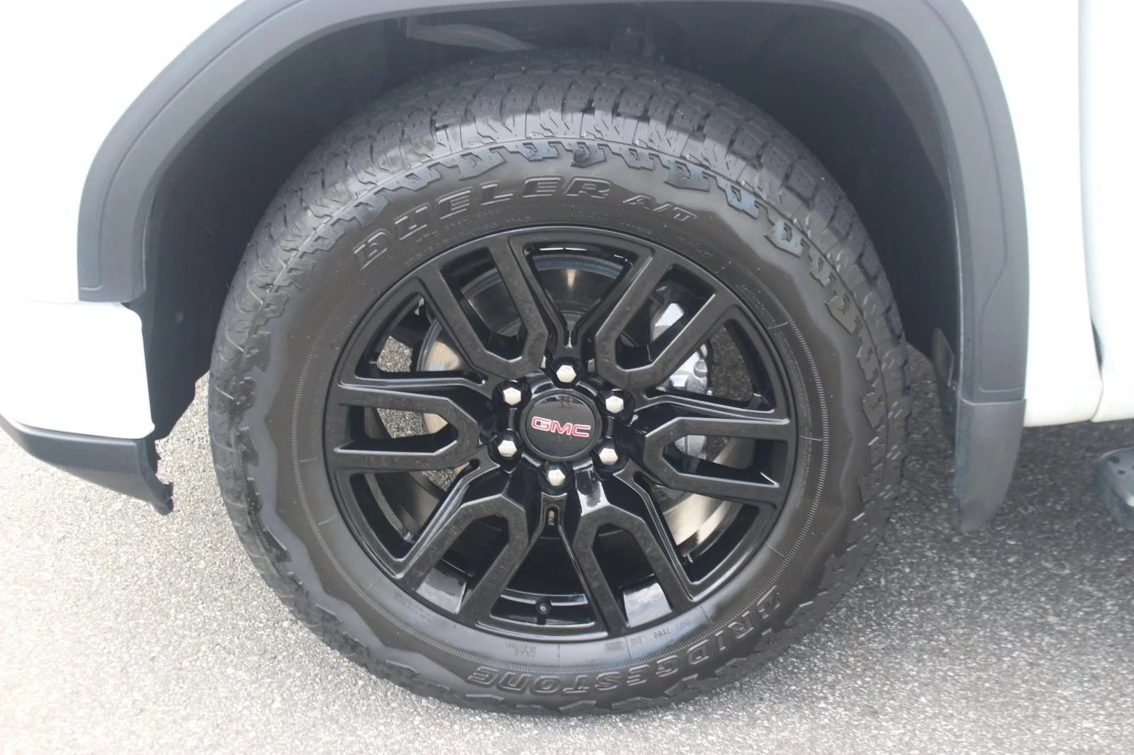 Used 2024 Summit White GMC Elevation image 38