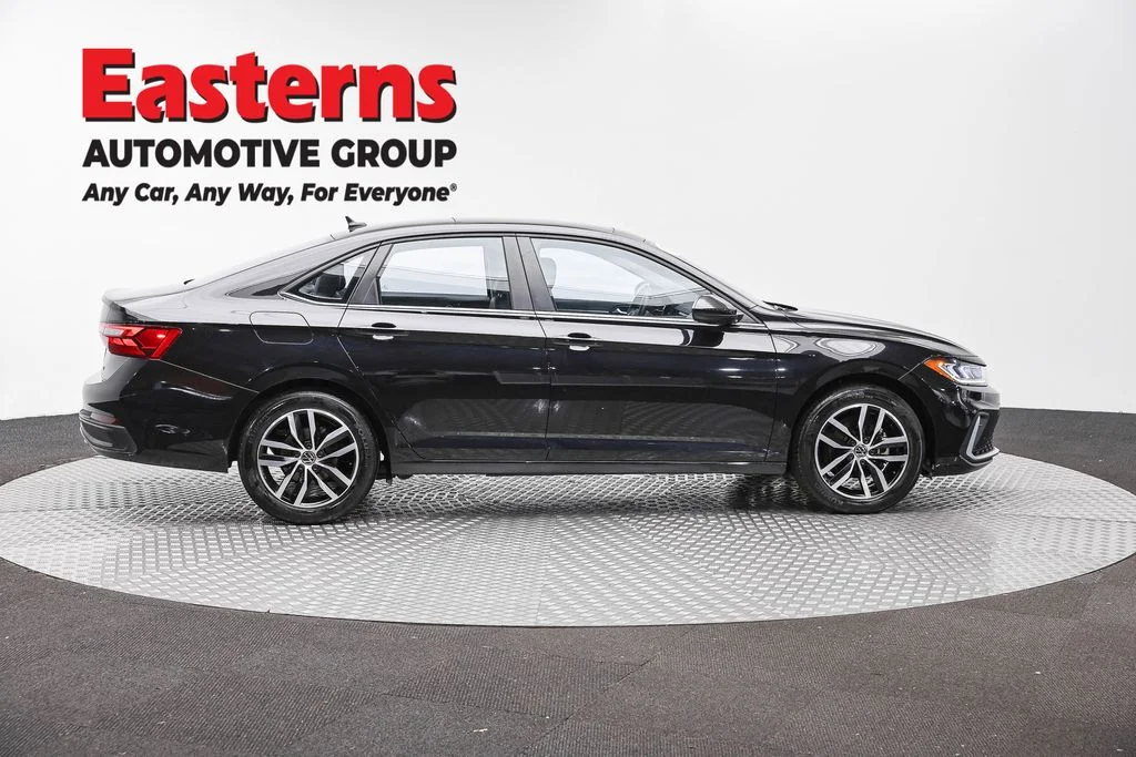 Used 2025 Black Volkswagen 1.5T SE image 4