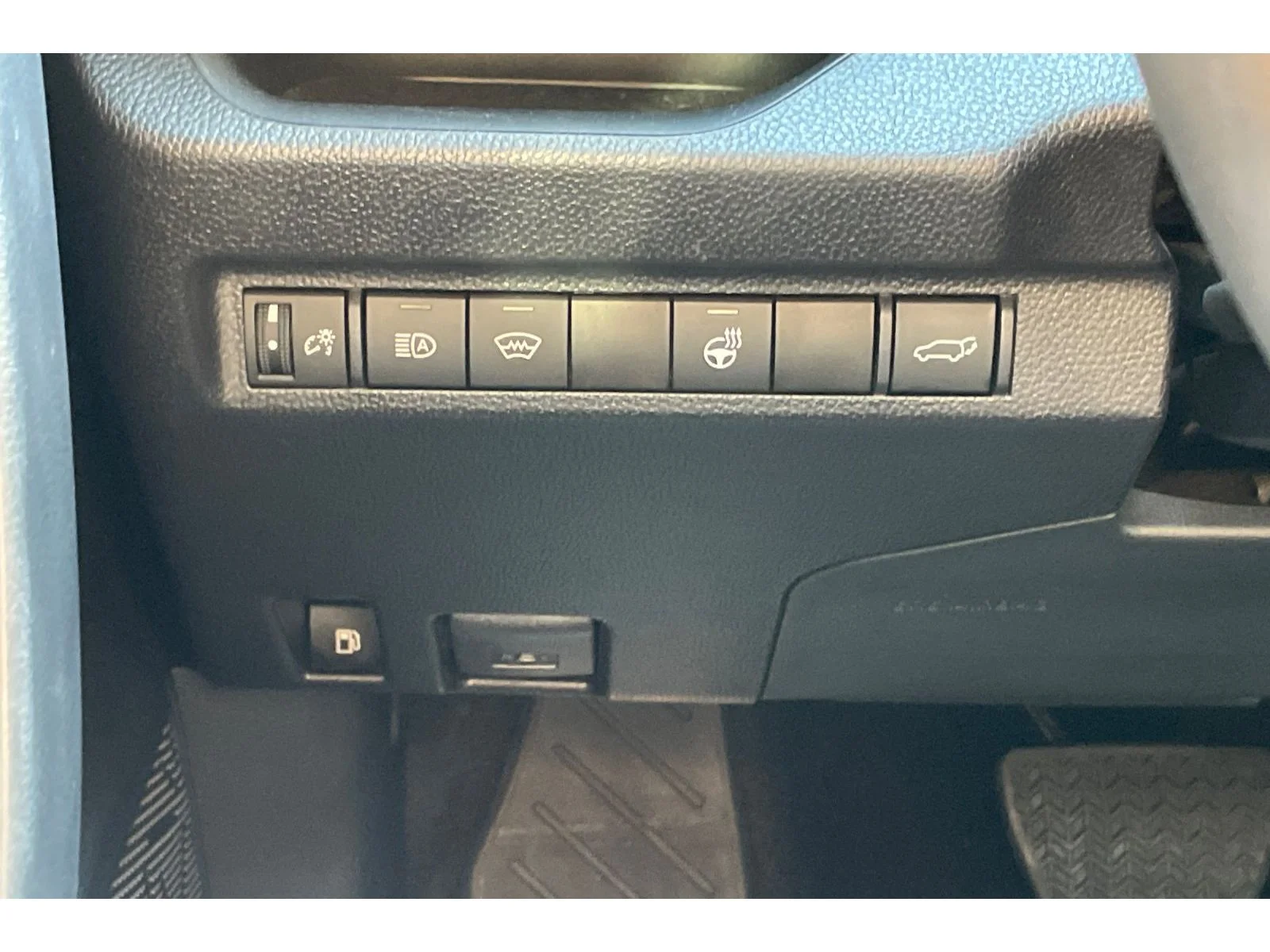 Used 2024 Midnight Black Metallic Toyota Hybrid XLE Premium image 40