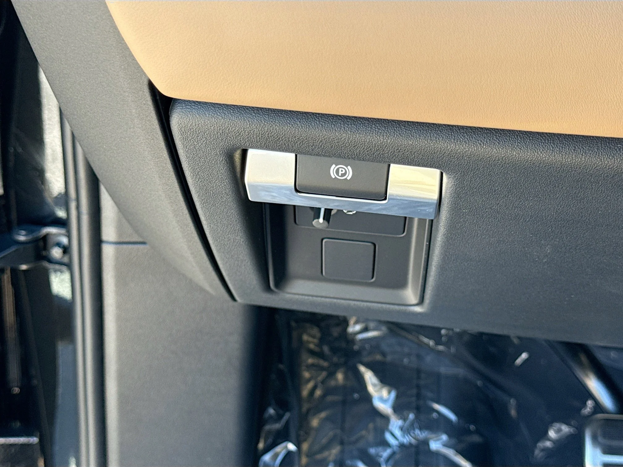 New 2026 Santorini Black Metallic Land Rover X image 35