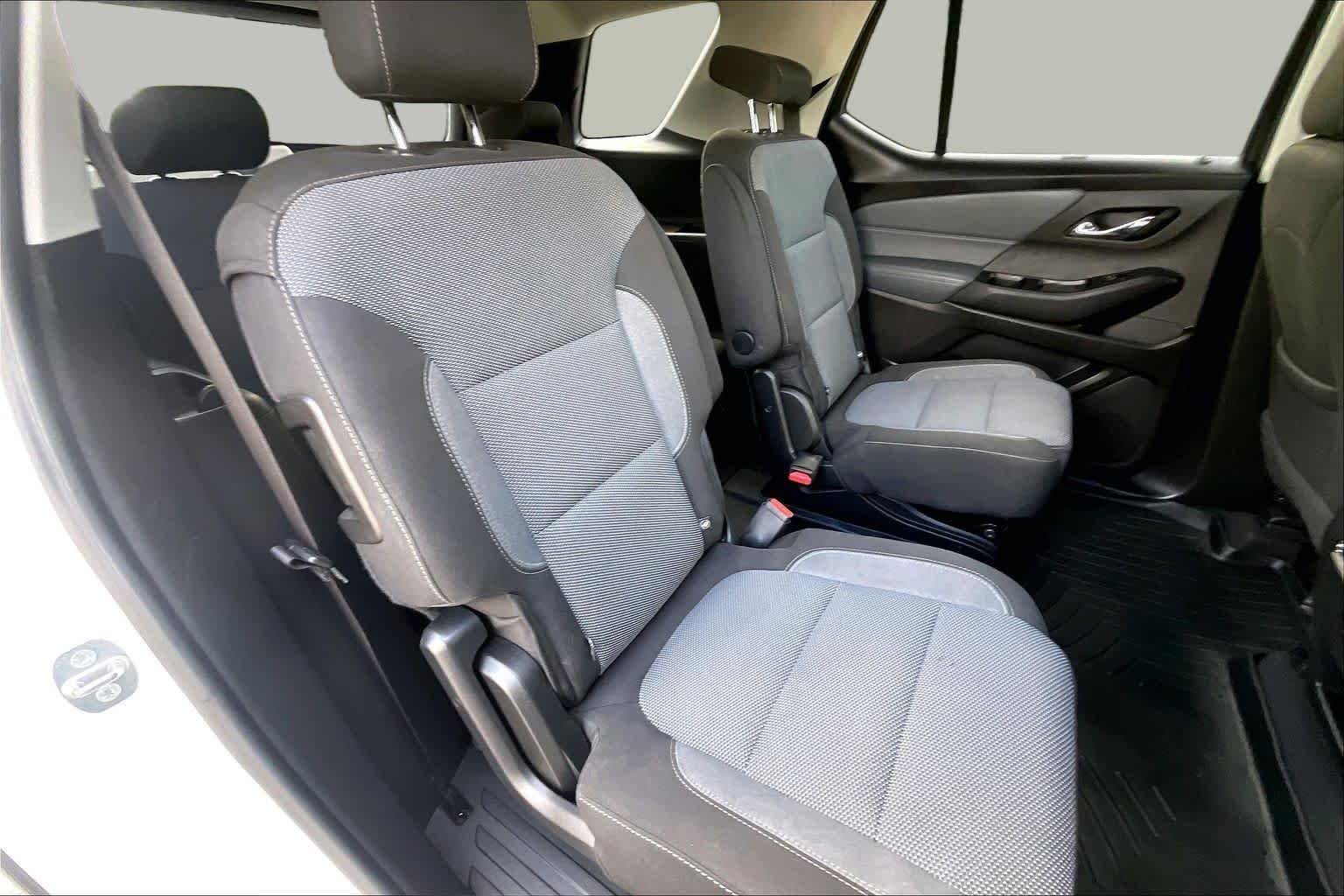 Used 2018 Summit White Chevrolet LT Cloth image 34