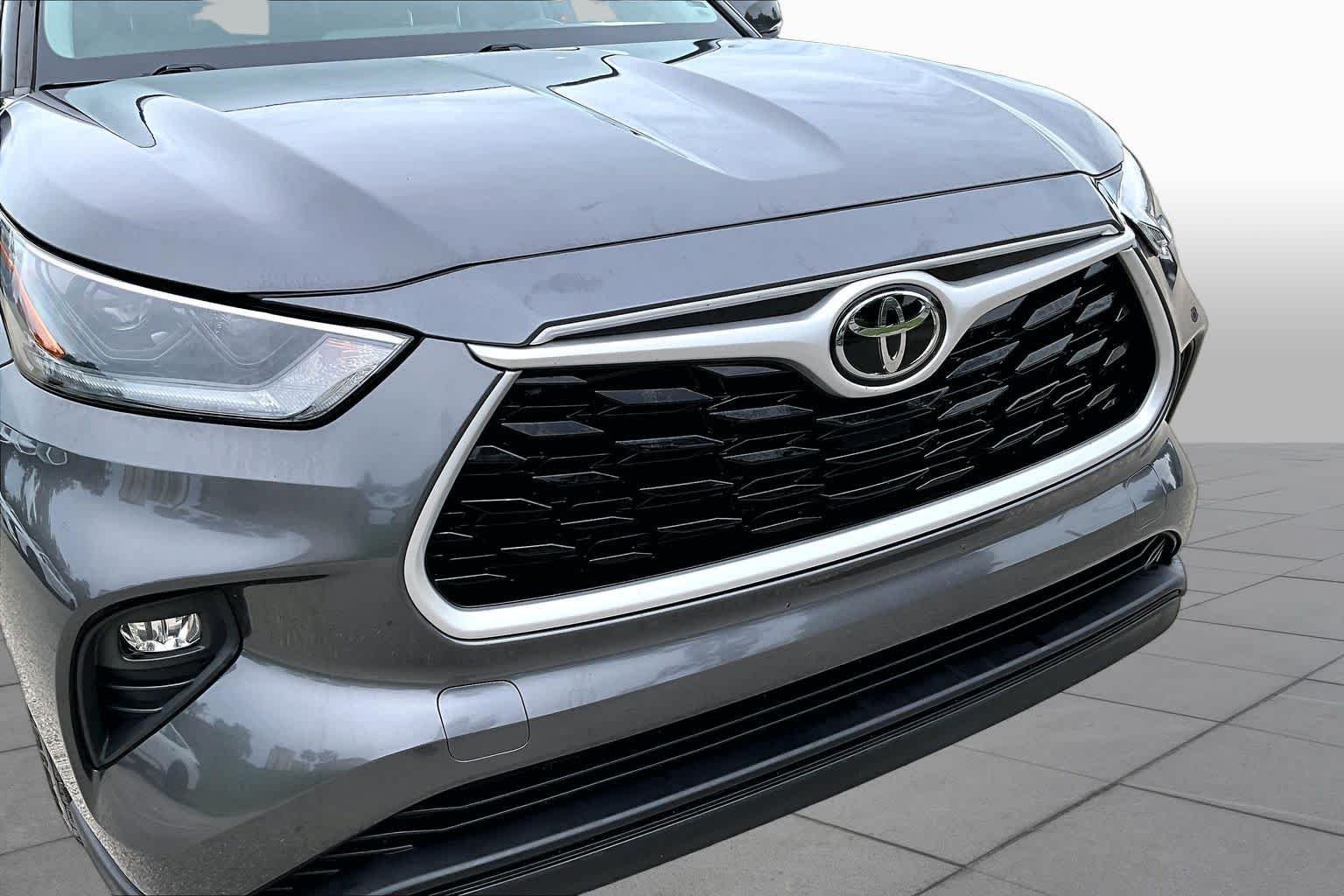 Used 2021 Magnetic Gray Metallic Toyota XLE image 30