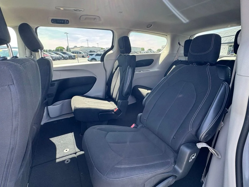 Used 2022 Bright White Clearcoat Chrysler LX image 11