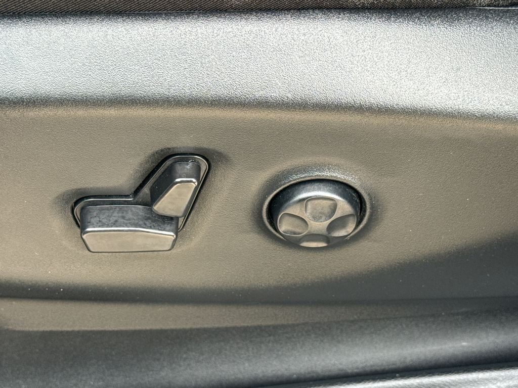 Used 2024 White Chrysler Select image 24