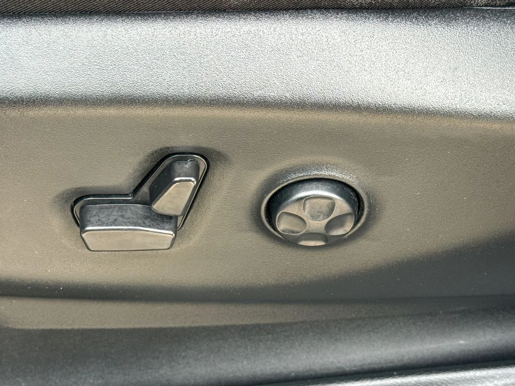Used 2024 White Chrysler Select image 24