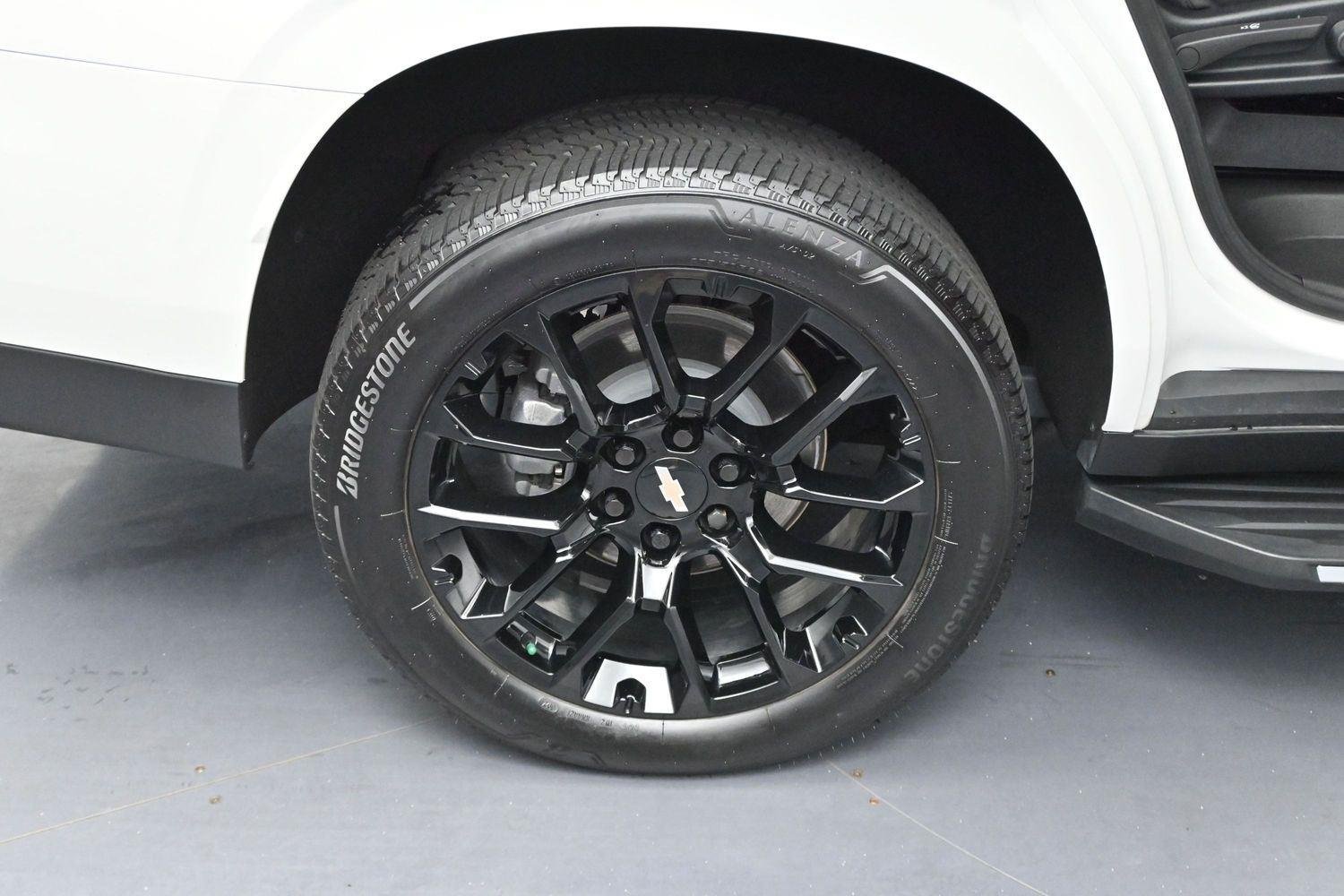 Used 2025 Iridescent Pearl Tricoat Chevrolet High Country image 36