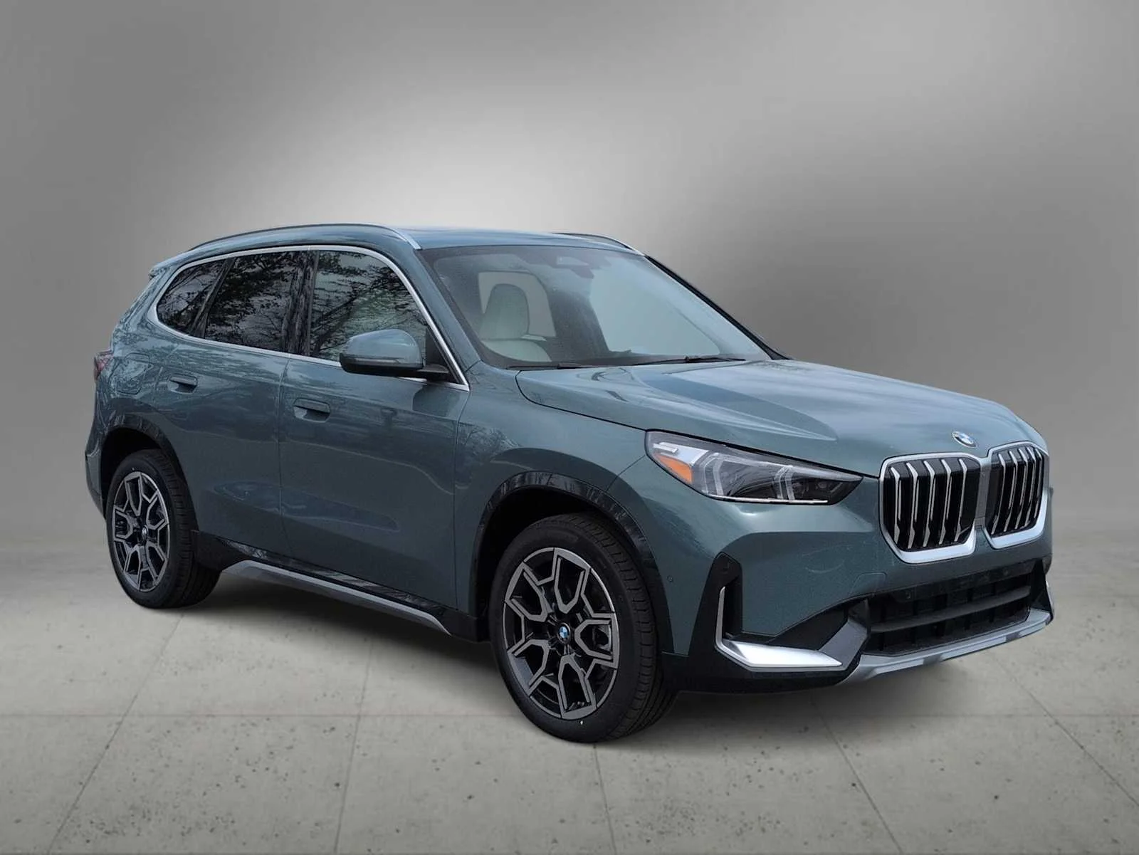 New 2026 Cape York Green Metallic BMW xDrive28i image 2