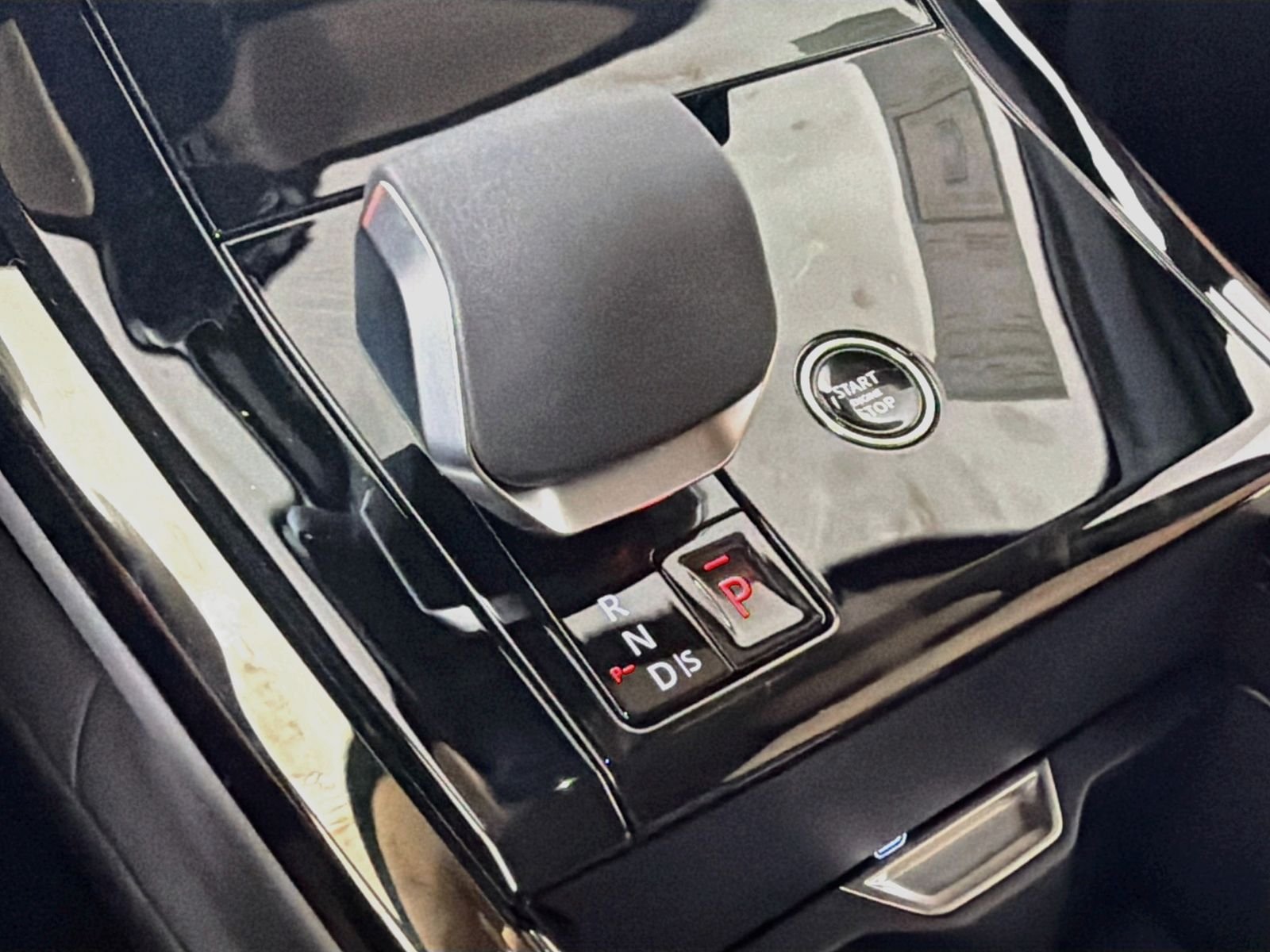 New 2026 Santorini Black Land Rover Dynamic SE image 16