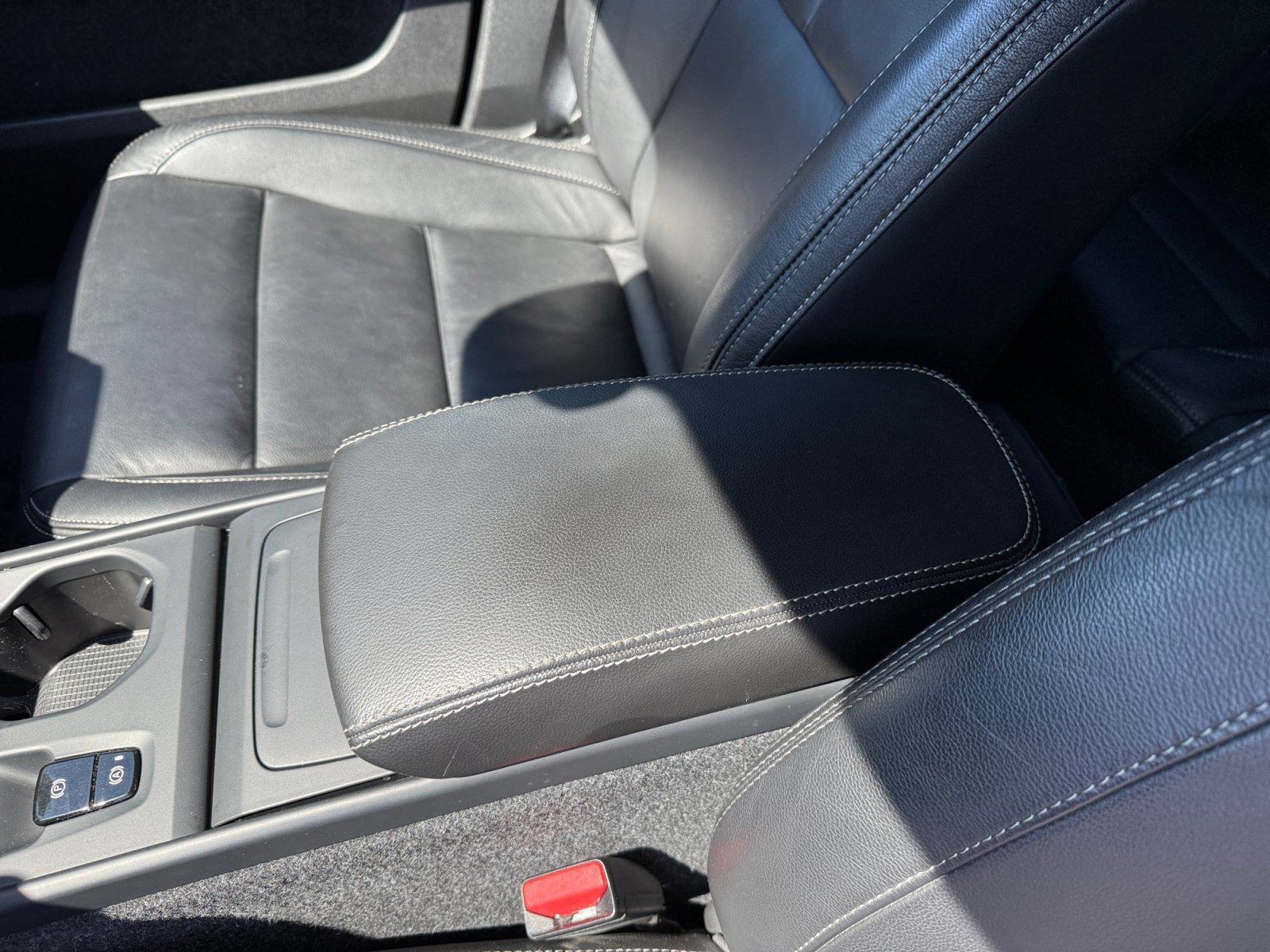 Used 2022 White Volvo Momentum image 14