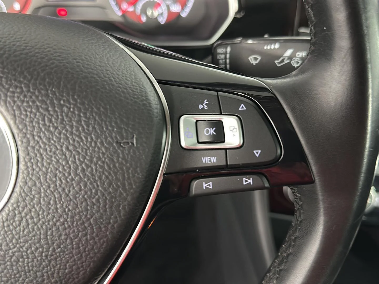Used 2019 Platinum Gray Metallic Volkswagen SE image 22