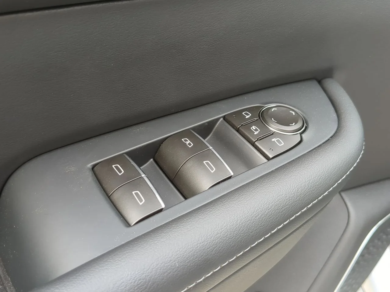 New 2026 Iridescent White Tricoat Buick Avenir image 24