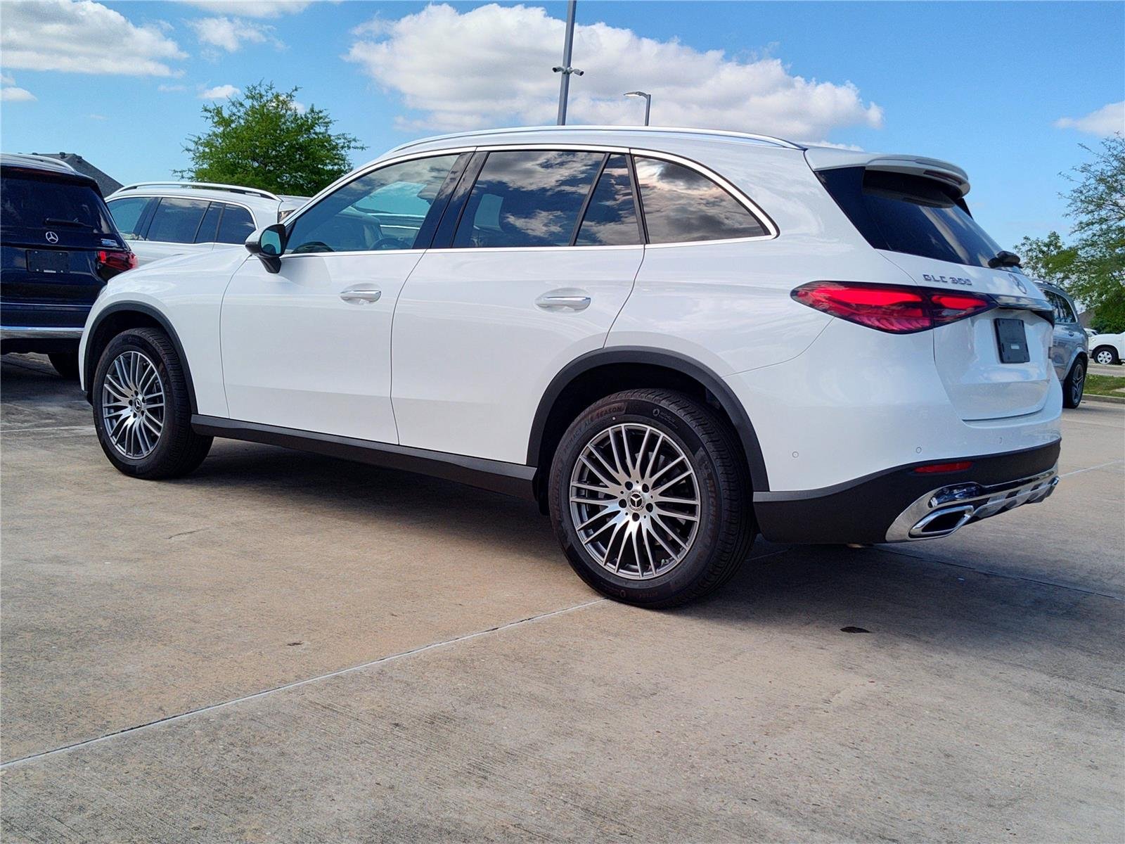 New 2026 Polar White Mercedes-Benz GLC 300 image 3