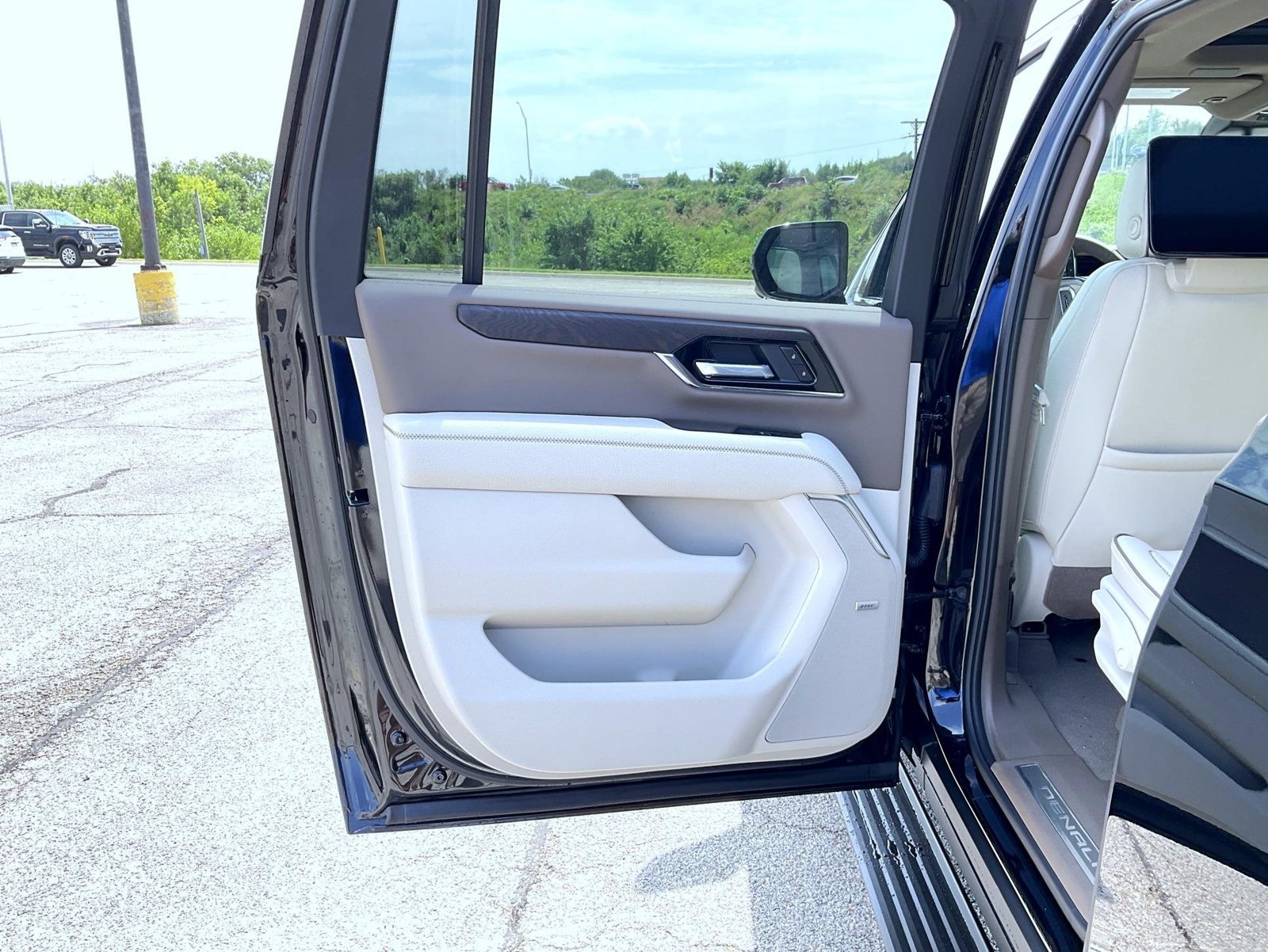 2026 GMC Yukon XL Denali - Photo 22