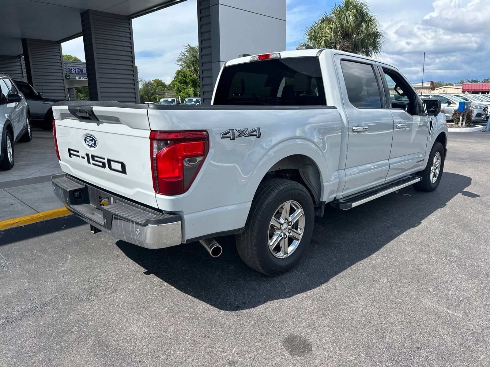 Used 2024 Avalanche Gray Ford XLT image 5