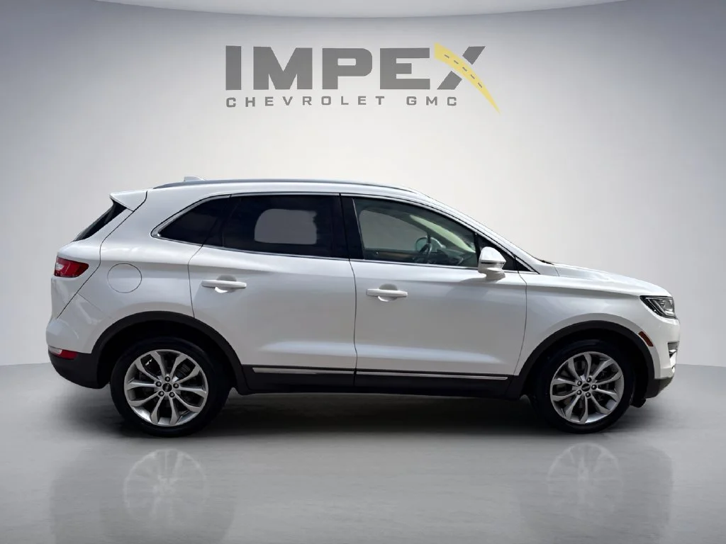 Used 2015 White Lincoln Base image 6