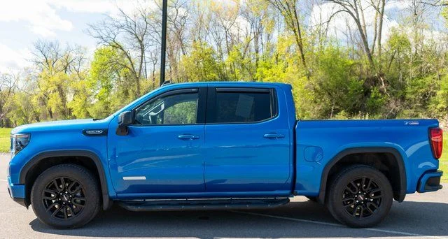 Used 2023 Blue GMC Elevation image 9