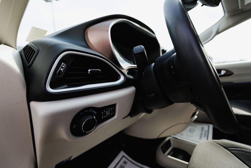 2023 Chrysler Voyager LX - Photo 29