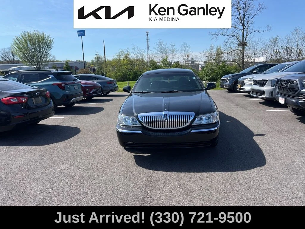 Used 2005 Lincoln Town Car Signature with VIN 1LNHM81W35Y659106 for sale in Medina, OH