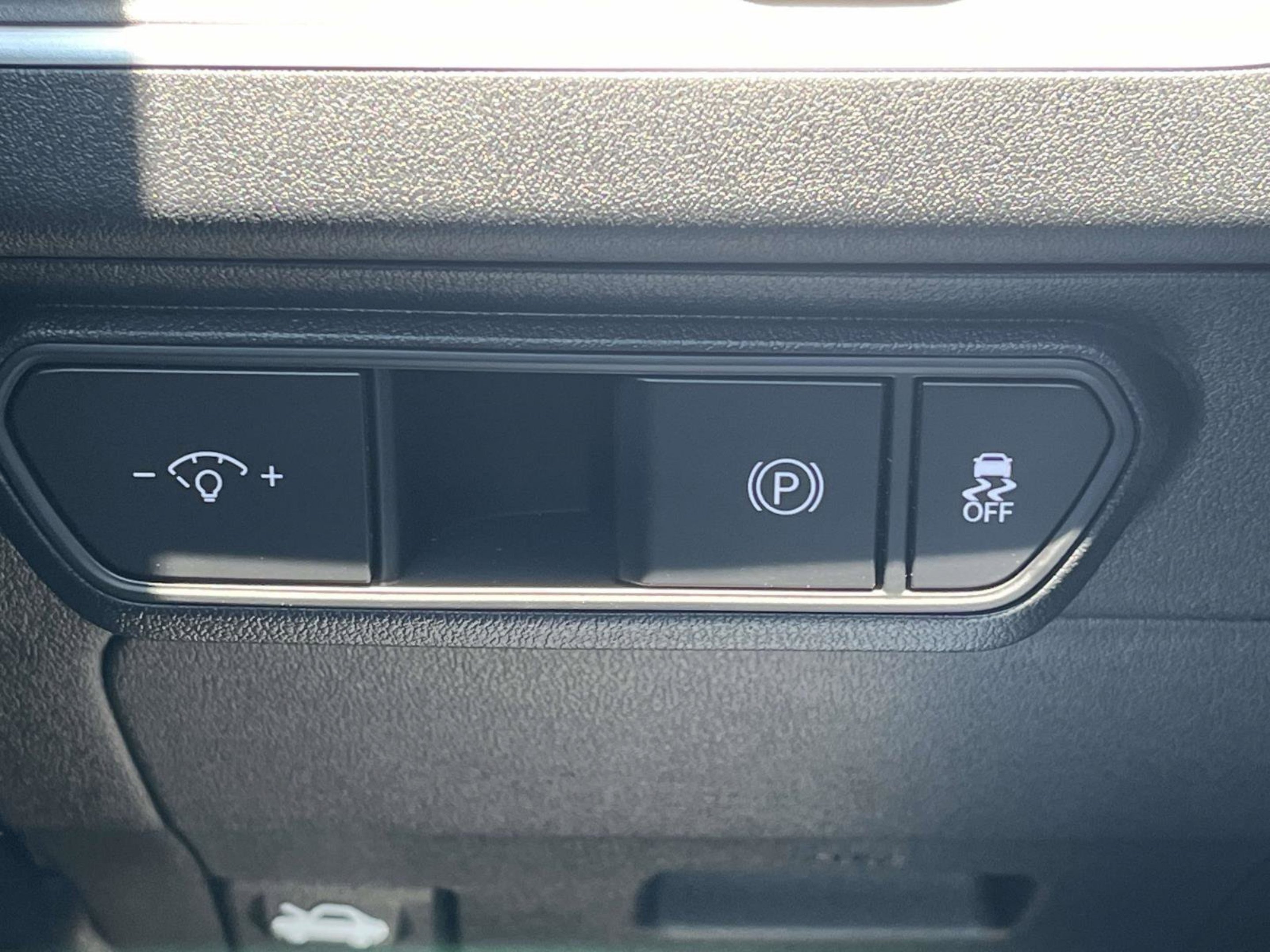 New 2026 Snow White Pearl Kia LXS image 22