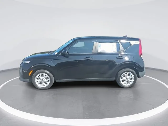 Used 2022 Black Kia LX image 5